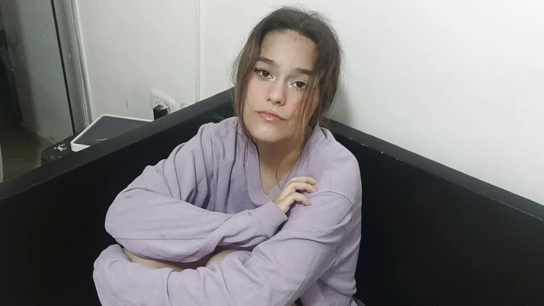 Natasxha: 我的继兄弟独自在客厅橱柜里操我