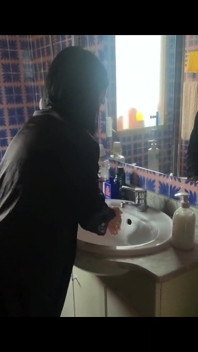Ma belle-mère m’attrape en la regardant sous la douche