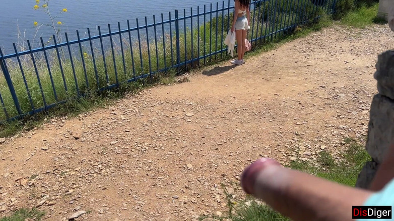Dis Diger: 公共のペニス点滅 - 女の子は山で絶頂するのを手伝ってください