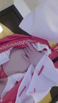 İnce aşağılayıcı tarzı giyimli kız cosplayer tekrar reimu tapınak kızı olarak sessiz cazibesini gösteriyor 2