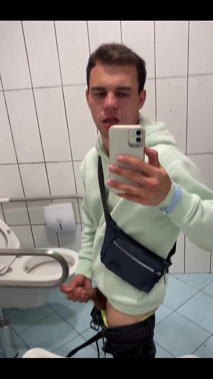 Max_Russell: Non posso perdere l'opportunità di masturbarmi in bagno