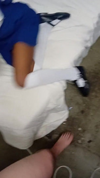 18歳の制服姿の女子大生が老人にドギーとセックスされる
