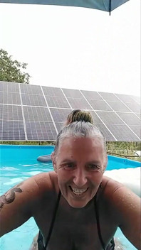 Heiße Hausfrau Lukerya im Urlaub am Wasser