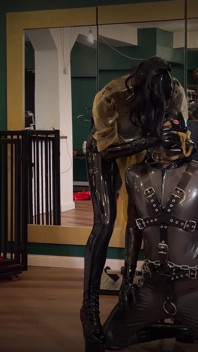 Ava Fetiche-arte coloca Pervertido no capô do cheiro da buceta