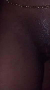 Caliente nena de ébano vista frontal polla frotando su coño en cámara lenta
