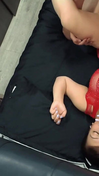 MILF latina hotwife přivede svého milence domů k šukání, zatímco její manžel a jeho přátelé sledují bezpečnostní camer