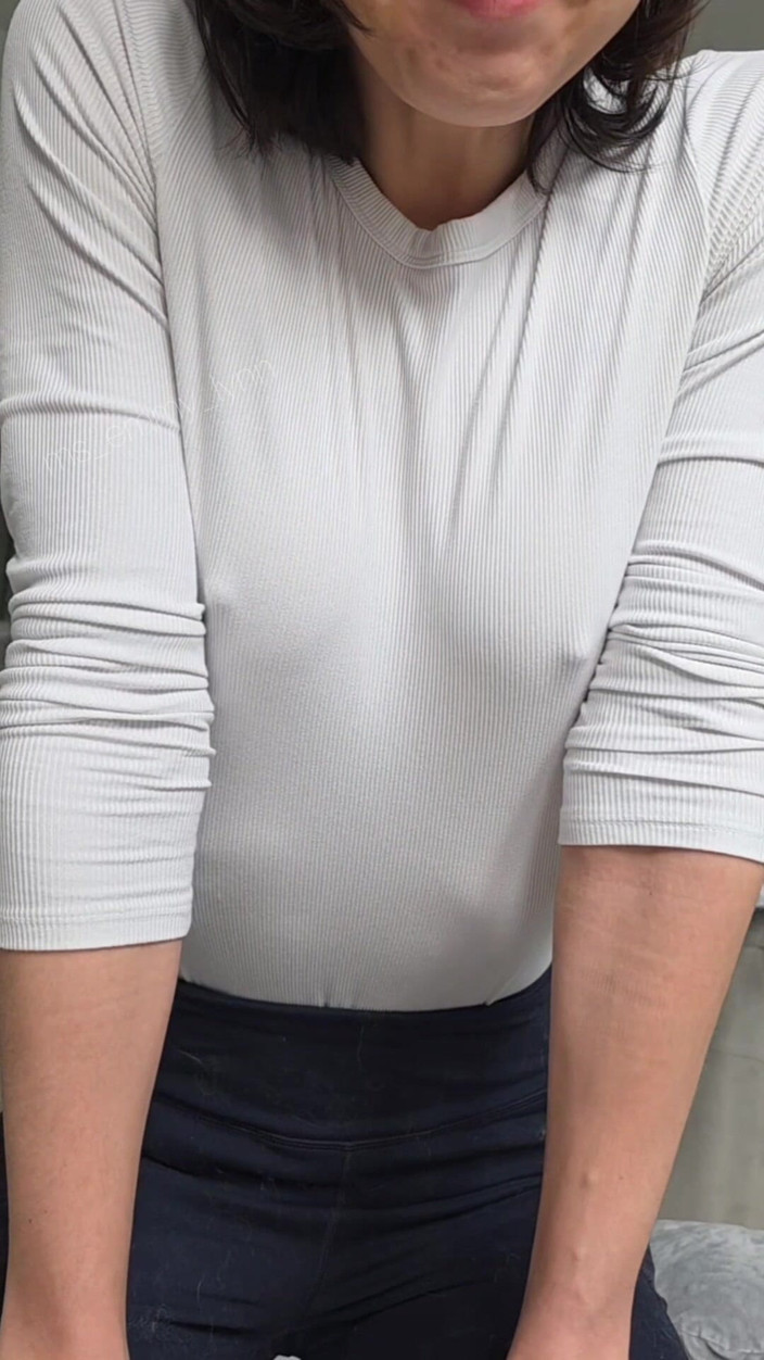 Ms_Emmy_Lynn: I capezzoli senza reggiseno attraverso i leggings bianchi si spogliano...