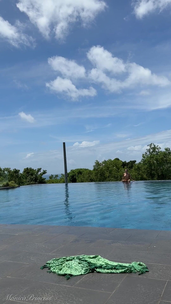 Princess Monica: Necken am pool im Mikro-Bikini, Schwimmen