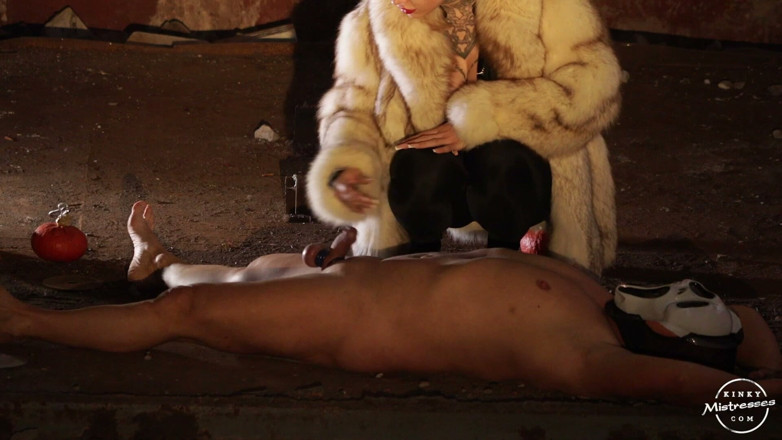 Kinky Mistresses: Halloween Pissing