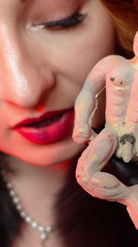 Giantess pożera fetysz wideo - powoli jedząc czekoladowego człowieka - uwodzenie i brudne rozmowy
