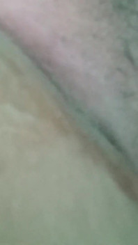 Sexig filippinsk MILf onanerar medan det regnar