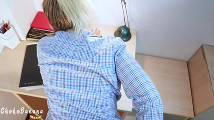 Chokobanana: 勉強中に義理の妹を驚かせる