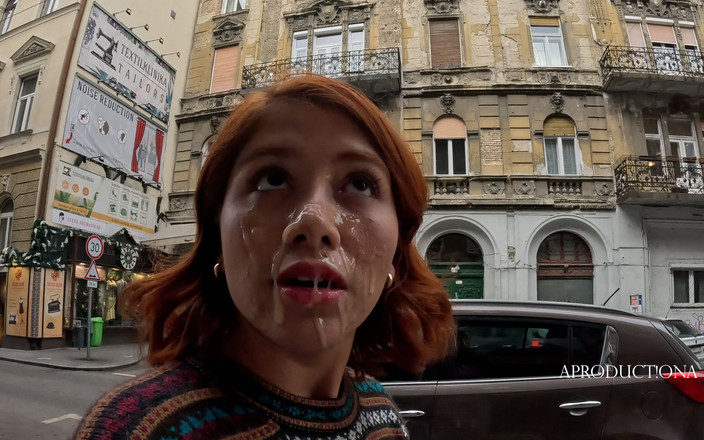 AproductionA: Marina Gold cum walk en el centro de la ciudad
