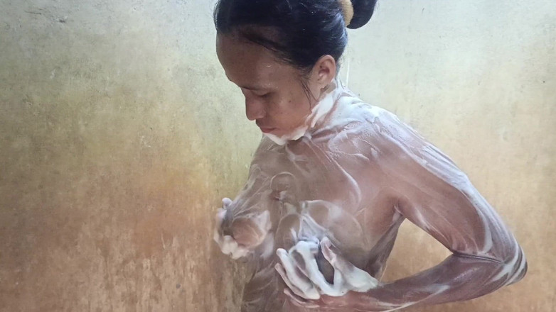 Rania: Osprchej se se Mnou, má drahá