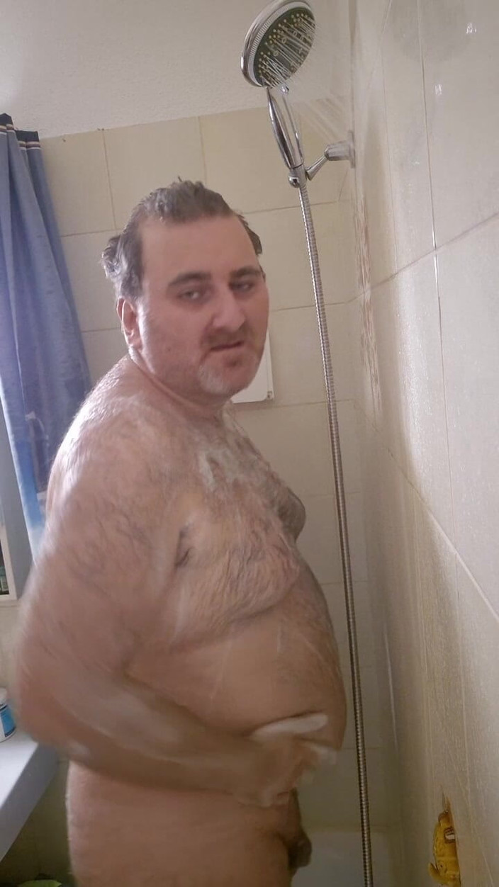 ChubbyDaddyBearLuka: Baculatý táta medvěd ve sprše