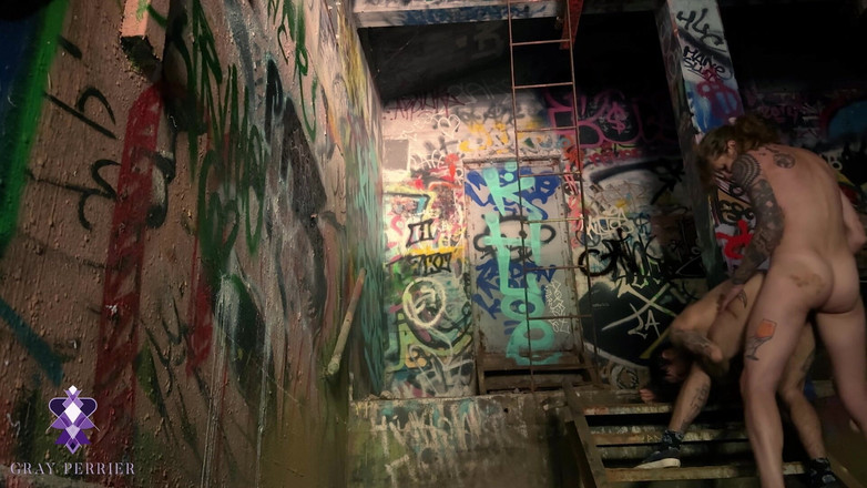 Gray Perrier: Trans kız terk edilmiş bir binada trans bir adamla sikişirken...