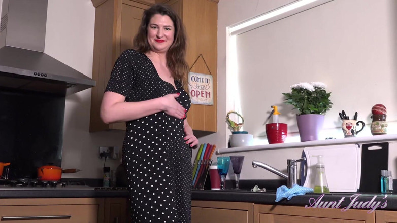 Aunt Judy's: AuntJudys - Tall 35yo Stepauntie Felicity gives you JOI in the kitchen