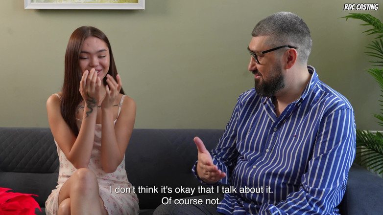 RDXCast: Prsatá máma Oksana Katysheva olizuje zadek své drobné asijské fanynky...