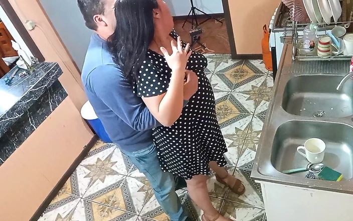 BBW Kelly Mom: बर्तन और पैन के बीच चुदाई: एक गर्म रसोई"