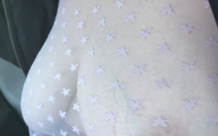 Lady Oups: Expoziție în fustă micro satin fără chiloți și top roz transparent în public