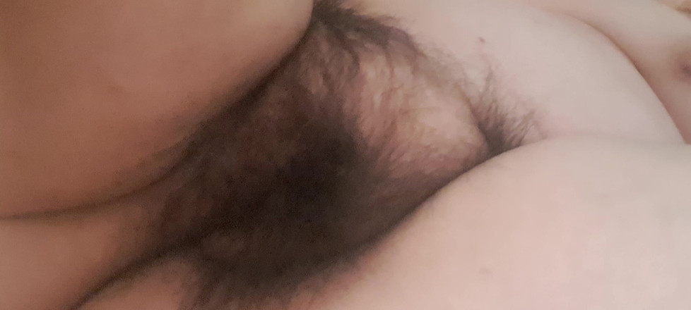 Mommy big hairy pussy: Jouer avec une chatte mature, poilue et excitée