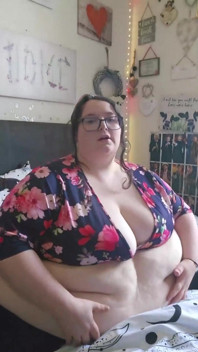 Ssbbw(atynt vishaalkaay sundar aurat) devi pet garmi ke samay khelti hain