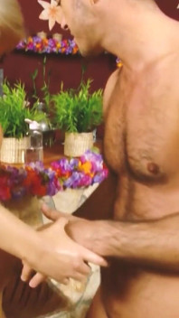 Scena plăcerilor aurii -4_blonde curvă cu curul mare se bucură să masturbeze pula iubitului ei până când are parte de o ejaculare facială