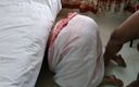 Aria Mia: Pakistanische heiße stiefmutter bleibt beim fegen unter dem bett stecken,...