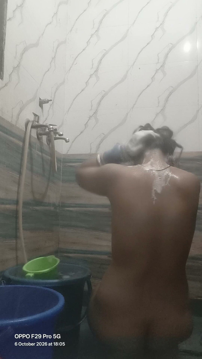 Lustybhabhi: Ibu rumah tangga hot lagi mandi