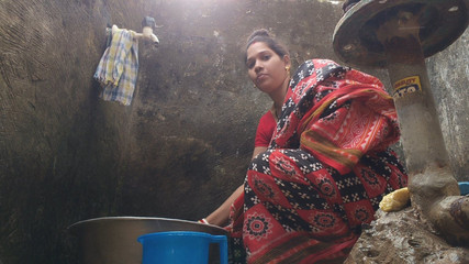 Sona bhabhi: Hintli bihari evli kadın banyo yapıyor ve sari doğum odasında...