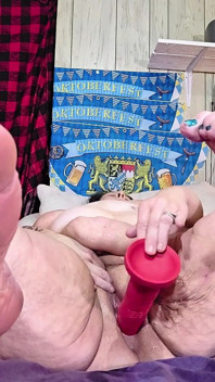 牢友女同性恋做爱，直到她直视访问鸡巴在上面操她