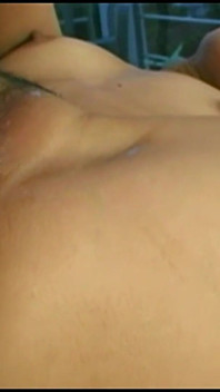 Um indivíduo excitado envolvido em relações sexuais com uma mulher asiática vestindo meias brancas.
