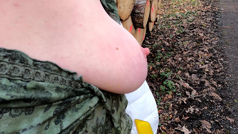 Bouncy Tits Action: 阴户拍打 mit dem lineal im wald