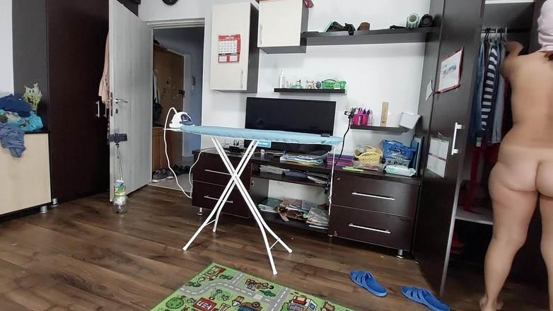 Amateur_MS: Isteri seksi melakukan Chores di rumah berbogel