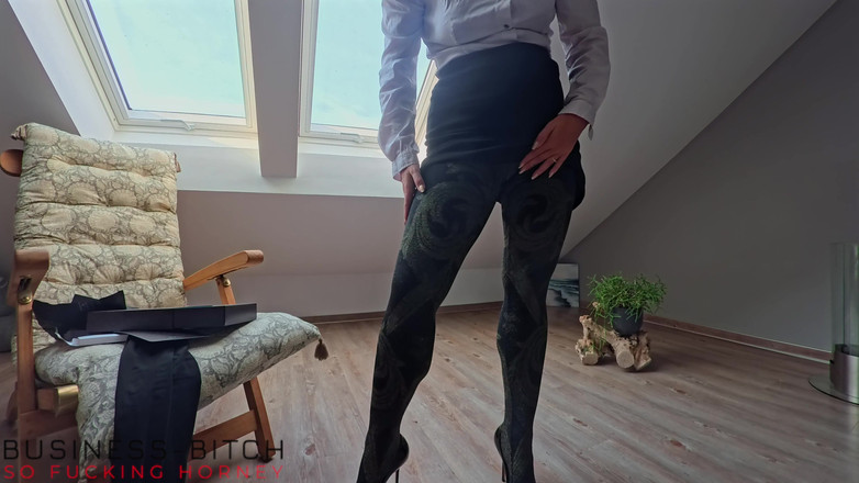 Business Bitch: Seriózní podnikatelka si pro vás zkouší své nové luxusní punčocháče -...