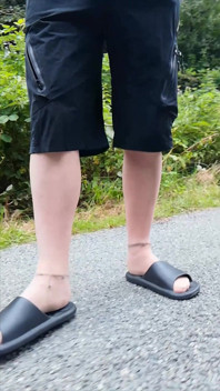 I tofflor och vita strumpor i naturen