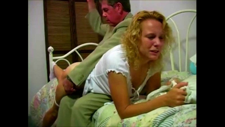 Punished Brats Spanking: Anxietatea fetei care așteaptă să fie lovită