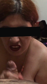 Zrzka manželka kouří a masturbuje penis, dokud nemá sperma v ústech