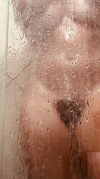 MILF filmt sich selbst beim waschen ihrer haarigen muschi im badezimmer