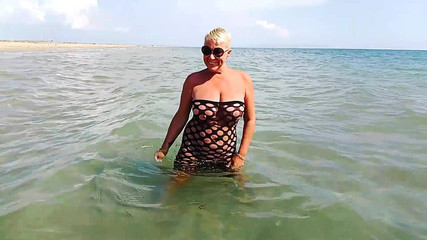 Crazyfamily 1970: Yabancı plajda bana bakıyor