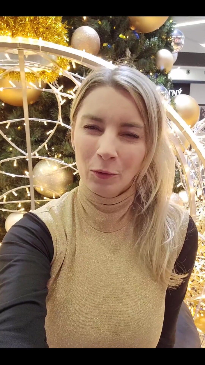 Katerina Hartlova: 내 사랑스러운 팬, 나는 당신의 엄청난 지원에 대해 대단히 감사하고 당신에게 멋진 크리스마스를 기원합니다이 기회를 가지고 싶습니다