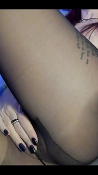 Sledujte moji žhavou nepořádnou show přes sexy nylonové punčocháče! Moje kundička miluje tyto pocity! Přihlaste se ke sledování celého videa 10 min tajná show
