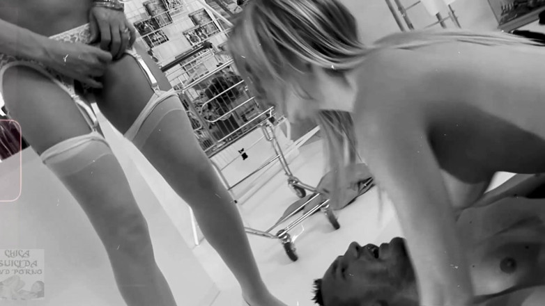 Chica Suicida DVD: Klasik şanslı müşteri seks dükkanında iki büyük memeli kızla sikişiyor