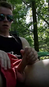 Viktor cel rupt își mângâie pula masivă în aer liber