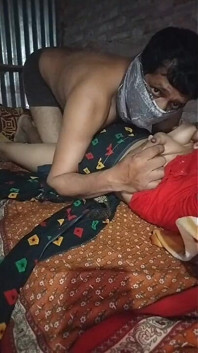 Ho scopato una zia indiana vergine di notte