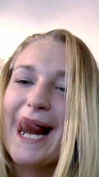 Hete jonge blondine wordt geneukt door de enorme pik van een vreemde en zuigt