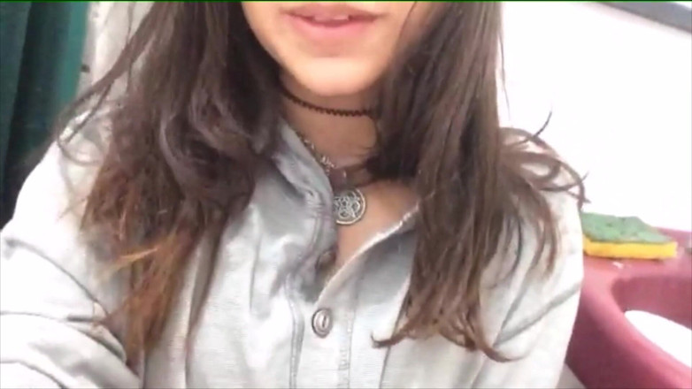 Adorable Teen: 娇小的顺从者享受使用乳头夹和手淫她紧致湿润的阴户！
