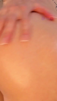Sono tutto oliato. Gioca con un dildo