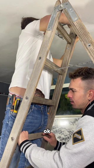 The Electrician - Carlos Y Hector