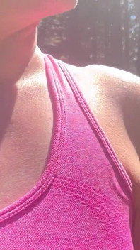 Senderismo, meando y masturbándose en el bosque